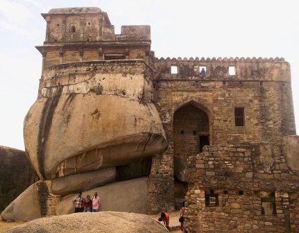 1. मदन महल किला (Madan Mahal Kila) - jabalpur me ghumne ki jagah